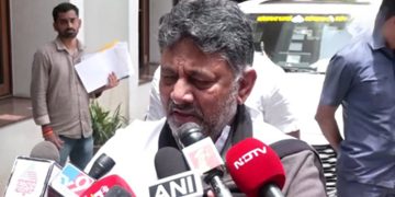 ಬದುಕಿ ಬಾಳಬೇಕಿದ್ದ ನಮ್ಮ ಮನೆಯ ಮಕ್ಕಳು ಕಾಲ್ತುಳಿತಕ್ಕೆ ಬಲಿಯಾಗಿರುವುದನ್ನು ಅರಗಿಸಿಕೊಳ್ಳಲು ಸಾಧ್ಯವಾಗುತ್ತಿಲ್ಲ. ಎಂದು ಉಪ ಮುಖ್ಯಮಂತ್ರಿ ಡಿ.ಕೆ.ಶಿವಕುಮಾರ್ ಹೇಳಿದ್ದಾರೆ.