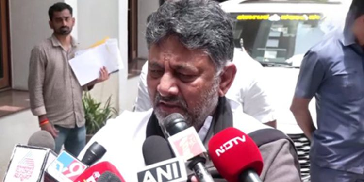 ಬದುಕಿ ಬಾಳಬೇಕಿದ್ದ ನಮ್ಮ ಮನೆಯ ಮಕ್ಕಳು ಕಾಲ್ತುಳಿತಕ್ಕೆ ಬಲಿಯಾಗಿರುವುದನ್ನು ಅರಗಿಸಿಕೊಳ್ಳಲು ಸಾಧ್ಯವಾಗುತ್ತಿಲ್ಲ. ಎಂದು ಉಪ ಮುಖ್ಯಮಂತ್ರಿ ಡಿ.ಕೆ.ಶಿವಕುಮಾರ್ ಹೇಳಿದ್ದಾರೆ.
