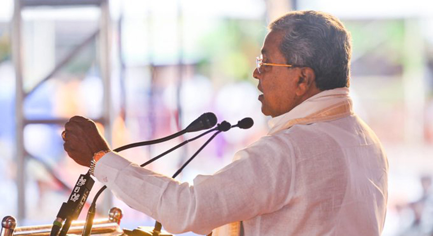 ಮುಖ್ಯಮಂತ್ರಿ ಸಿದ್ದರಾಮಯ್ಯ ಅವರು ದಾವಣಗೆರೆ ಜಿಲ್ಲೆಯ ವಿವಿಧ ಅಭಿವೃದ್ಧಿ ಕಾರ್ಯಗಳ ಉದ್ಘಾಟನೆ, ಶಂಕುಸ್ಥಾಪನೆ ನೆರವೇರಿಸಿ ಹಲವು ಇಲಾಖೆಗಳ ಫಲಾನುಭವಿಗಳಿಗೆ ಸವಲತ್ತುಗಳನ್ನು ವಿತರಿಸಿ ಮಾತನಾಡಿದರು.