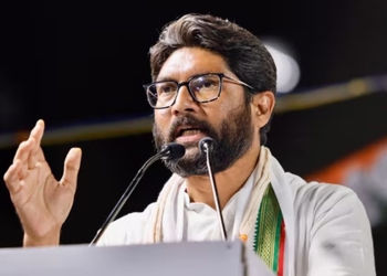 ಗುಜರಾತ್ನ ವಡೋದರಾ ಮತ್ತು ಆನಂದ್ ಜಿಲ್ಲೆಗಳನ್ನು ಸಂಪರ್ಕಿಸುವ ಮಹಿಸಾಗರ್ ನದಿಗೆ ಅಡ್ಡಲಾಗಿ 900 ಮೀಟರ್ ಉದ್ದದ ಸೇತುವೆಯ ಒಂದು ಭಾಗ ಇತ್ತೀಚೆಗೆ ಕುಸಿದಿದೆ.