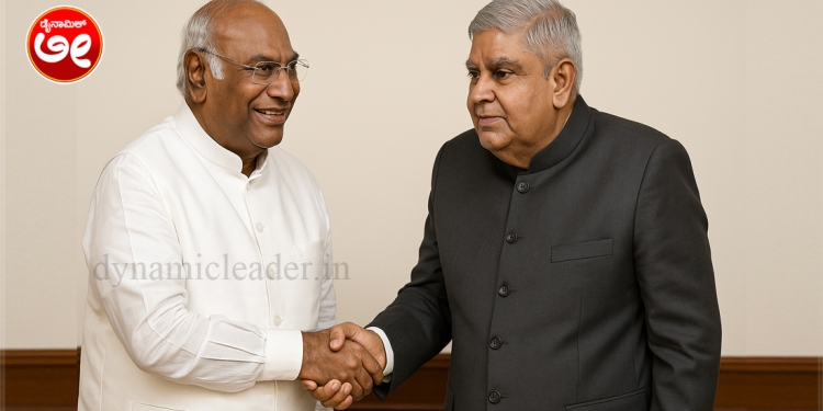 ಉಪರಾಷ್ಟ್ರಪತಿ ಜಗದೀಪ್ ಧನಕರ್ ರಾಜೀನಾಮೆ ನೀಡಲು ಕಾರಣವೇನು ಎಂಬುದಕ್ಕೆ ಸರ್ಕಾರ ಉತ್ತರಿಸಬೇಕು ಎಂದು ಕಾಂಗ್ರೆಸ್ ನಾಯಕ ಮಲ್ಲಿಕಾರ್ಜುನ ಖರ್ಗೆ ಆಗ್ರಹಿಸಿದ್ದಾರೆ.