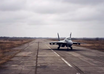 ಭಾರತೀಯ ವಾಯುಪಡೆಯ ಒಡೆತನದ ವಾಯುನೆಲೆಯನ್ನು (Runway) ತಾಯಿ ಮತ್ತು ಮಗ ಅಕ್ರಮವಾಗಿ ಮಾರಾಟ ಮಾಡಿರುವ ಆಘಾತಕಾರಿ ಸುದ್ದಿ ಹೊರಬಿದ್ದಿದೆ.